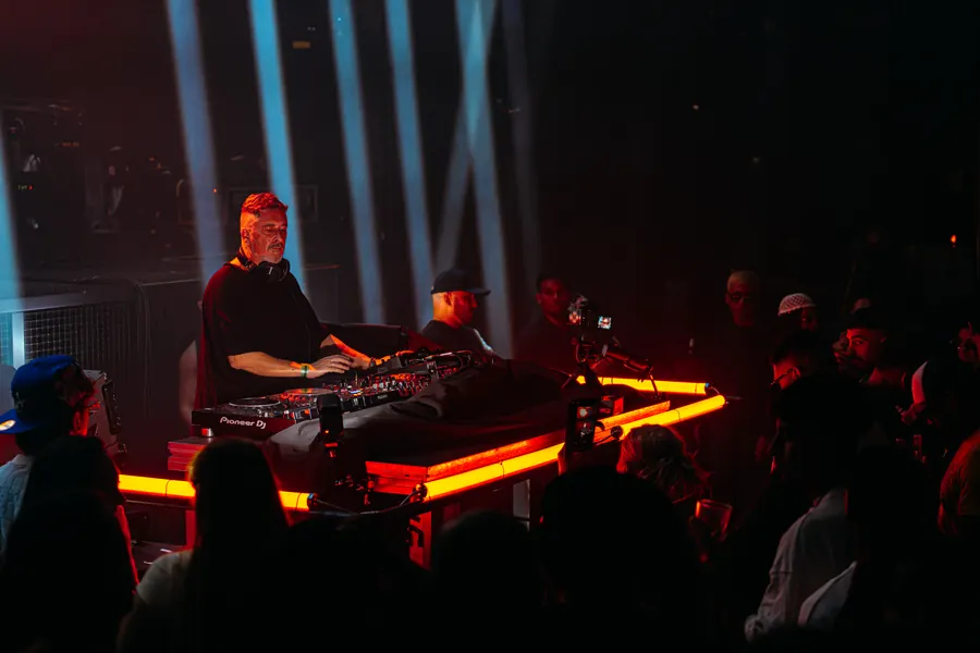DJ INO live in the club