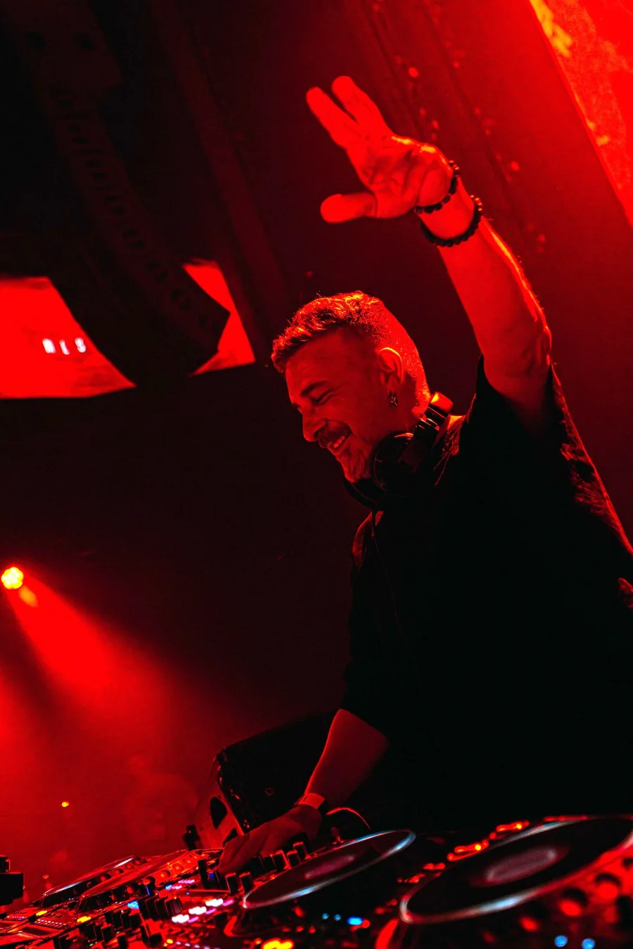 DJ INO live in the club